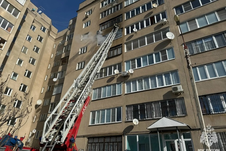 Человек погиб при пожаре в многоэтажке в центре Твери