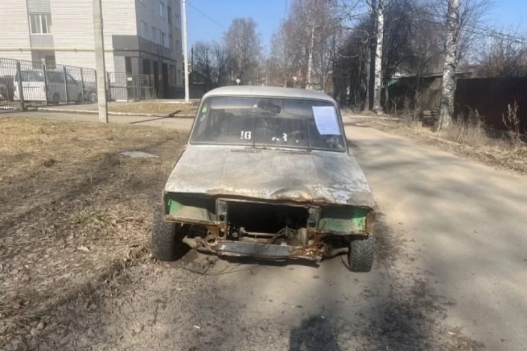 В одном из дворов Твери нашли автомобиль-зомби