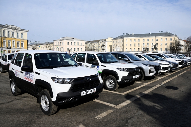 Восемь многодетных семей из Тверской области получили автомобили