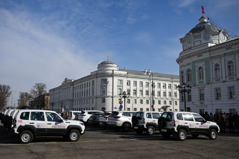Восемь многодетных семей из Тверской области получили автомобили