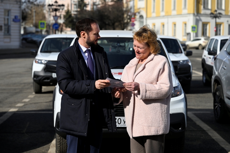 Восемь многодетных семей из Тверской области получили автомобили