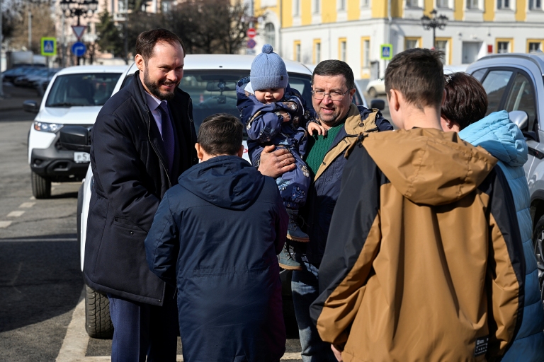 Восемь многодетных семей из Тверской области получили автомобили