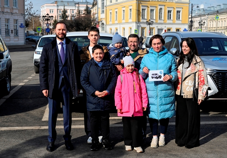 Восемь многодетных семей из Тверской области получили автомобили