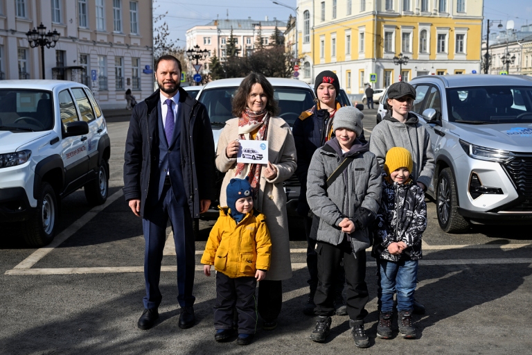 Восемь многодетных семей из Тверской области получили автомобили