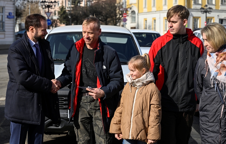 Восемь многодетных семей из Тверской области получили автомобили