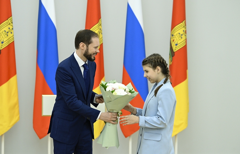 Виталий Королев наградил жительниц Тверской области