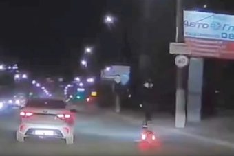 Появилось видео жуткого ДТП с 16-летним самокатчиком в Твери
