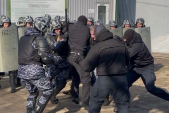 В Твери росгвардейцы отработали усмирение футбольных фанатов В Твери росгвардейцы отработали усмирение футбольных фанатов