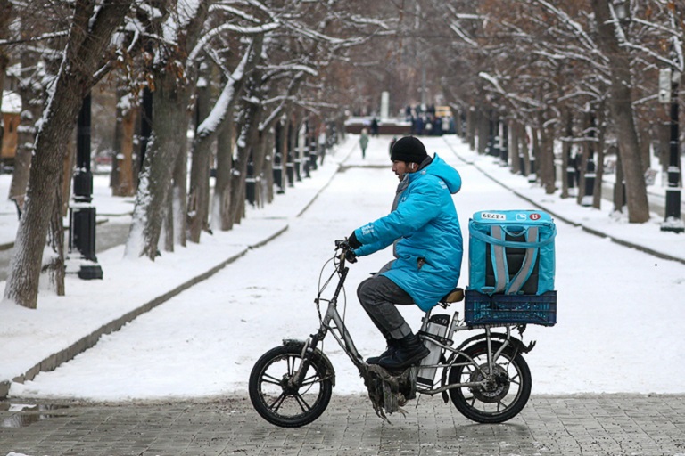 Президент поручил удалить курьеров на электровелосипедах с тротуаров