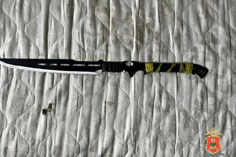 Мачо из Тверской области с мачете угрожал жене расправой