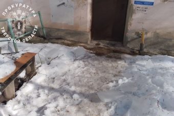 В Твери на пенсионера обрушилась наледь с крыши дома
