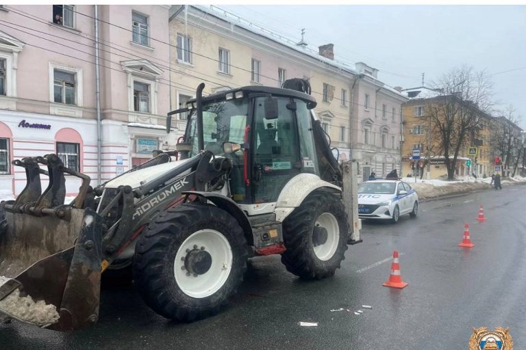 В Твери экскаватор-погрузчик сбил 80-летнюю женщину
