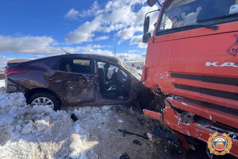 Неосторожный поворот стал причиной серьезного ДТП под Тверью