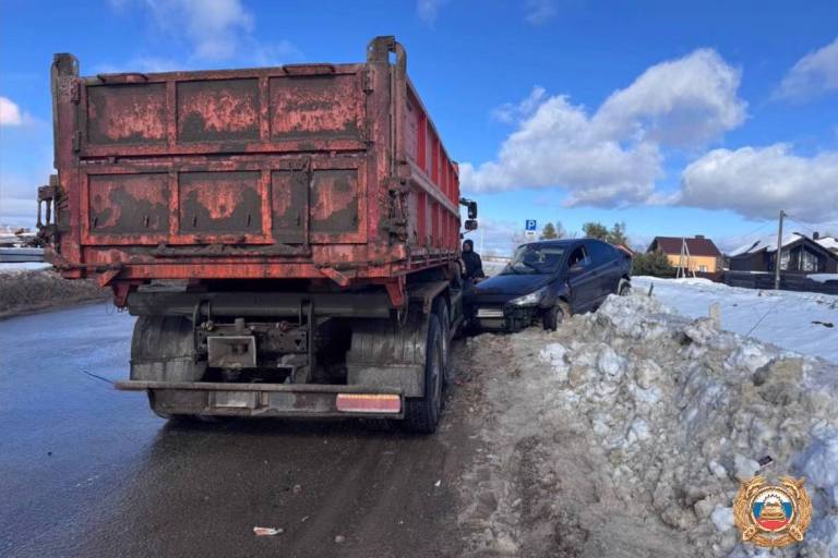 Неосторожный поворот стал причиной серьезного ДТП под Тверью