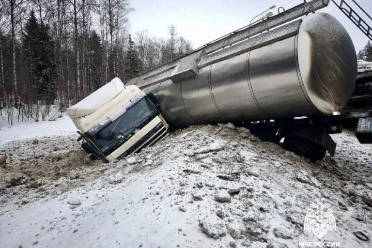 Неосторожный маневр водителя привел к серьезному ДТП на М-10 под Тверью