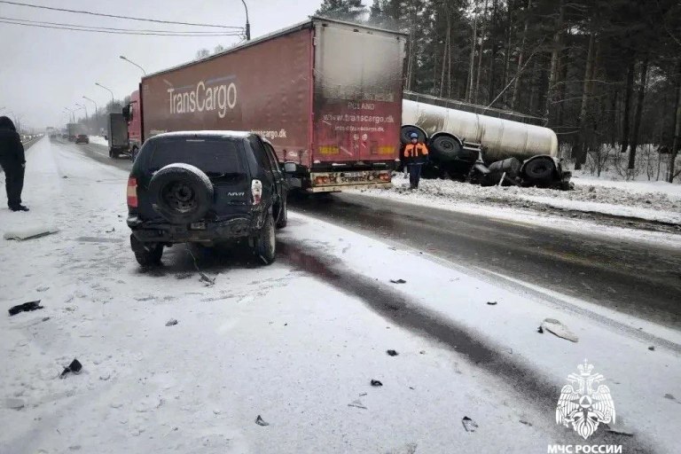 Неосторожный маневр водителя привел к серьезному ДТП на М-10 под Тверью