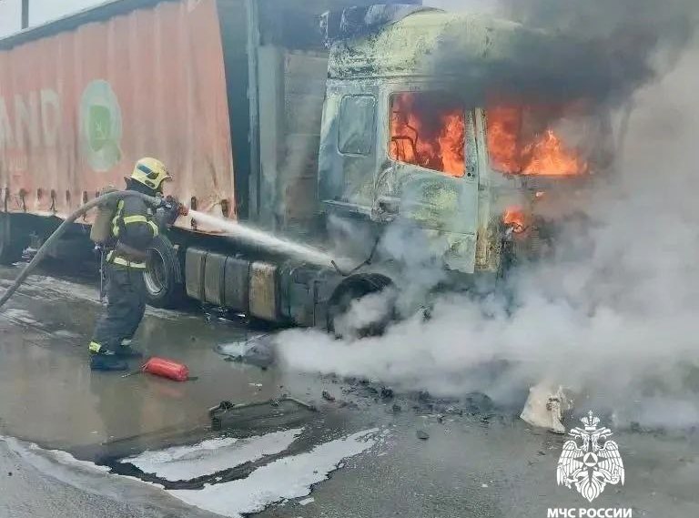 На М-10 под Тверью полыхала фура