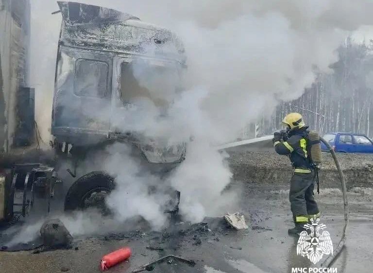 На М-10 под Тверью полыхала фура