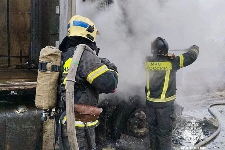 На М-10 под Тверью полыхала фура