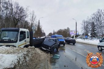 В столкновении 4 автомобилей в Твери пострадал виновник ДТП