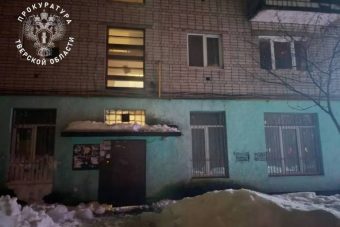 В Тверской области на пенсионерку обрушилась наледь с крыши дома