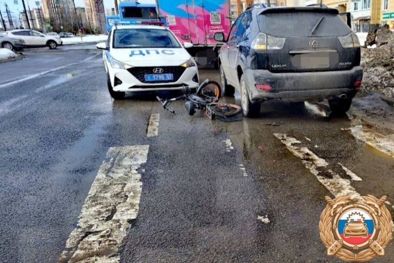 В Твери 50-летний велосипедист не слез с транспорта и получил травмы