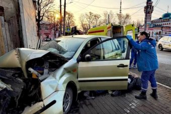Легковушка протаранила дом в центре Твери