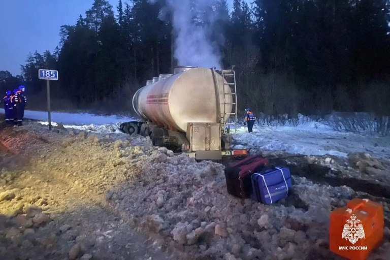 Большегруз с цистерной загорелся на М-10 под Тверью