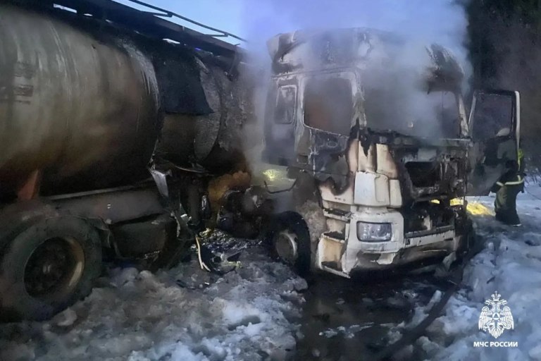 Большегруз с цистерной загорелся на М-10 под Тверью