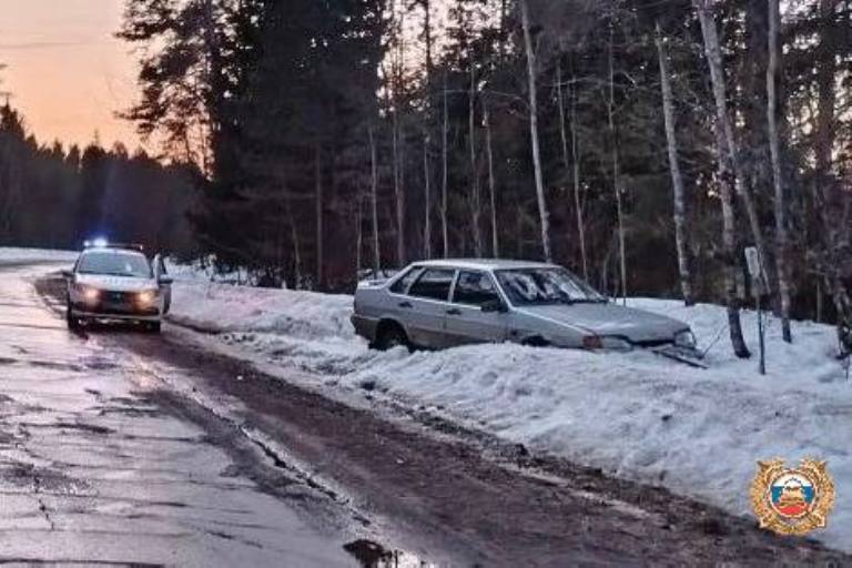 На затяжном повороте в Тверской области водитель не справился с управлением