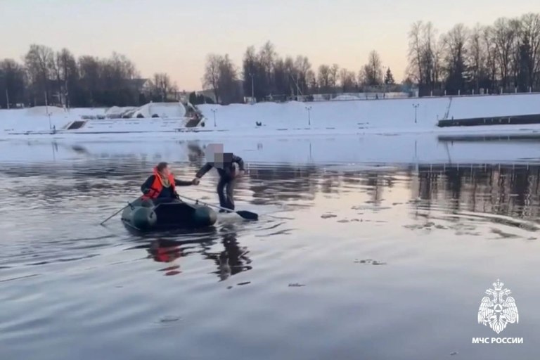 В Твери девочка дрейфовала на льдине по Волге