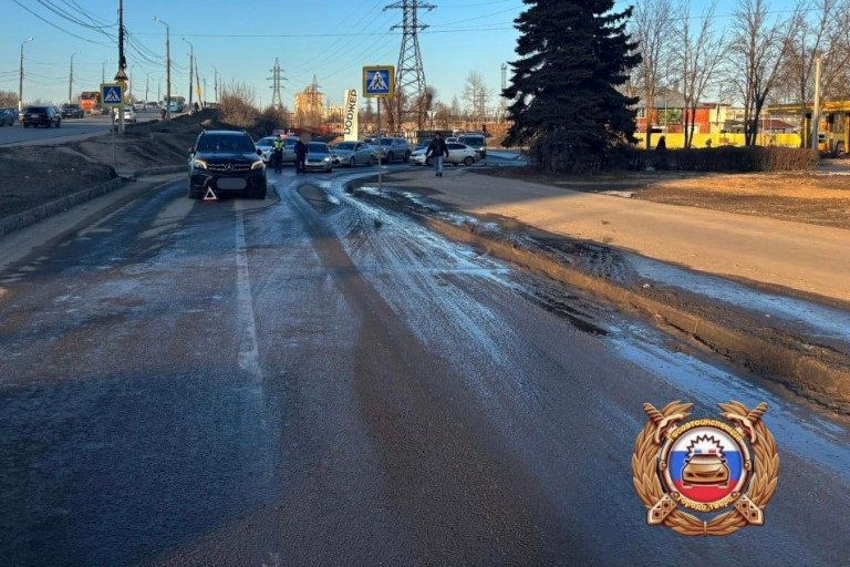 На пешеходном переходе в Твери молодой парень попал под колеса Mercedes