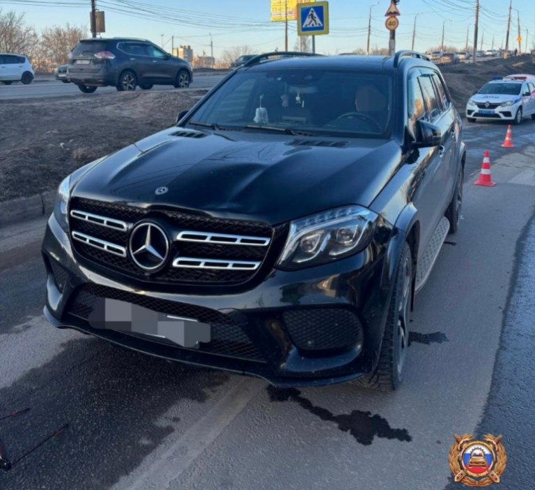 На пешеходном переходе в Твери молодой парень попал под колеса Mercedes