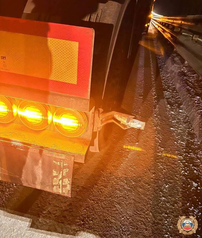 Фура сбила мужчину, менявшего колесо на М-11 в Тверской области