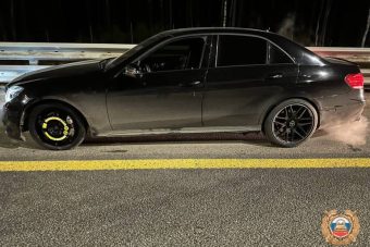 Фура сбила мужчину, менявшего колесо на М-11 в Тверской области