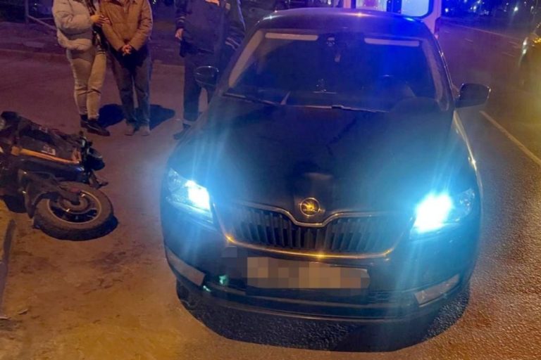 В Твери произошло ДТП с легковушкой и электросамокатом