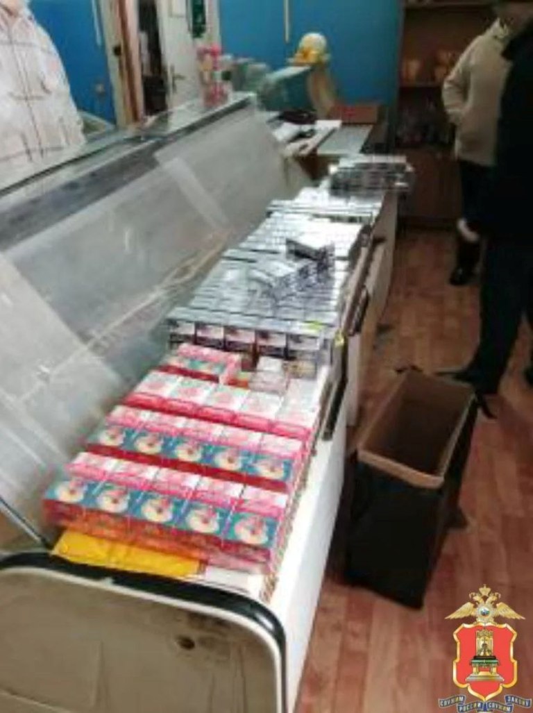 В Тверской области предприниматель продавал нелегальные сигареты и алкоголь