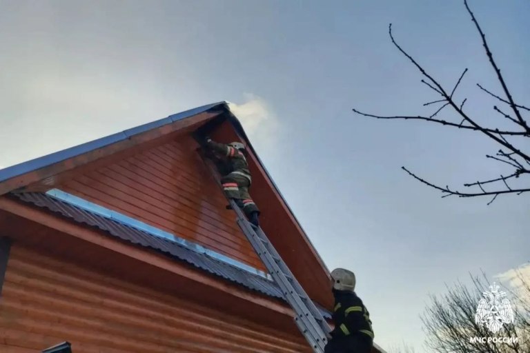 В Тверской области полыхал дом