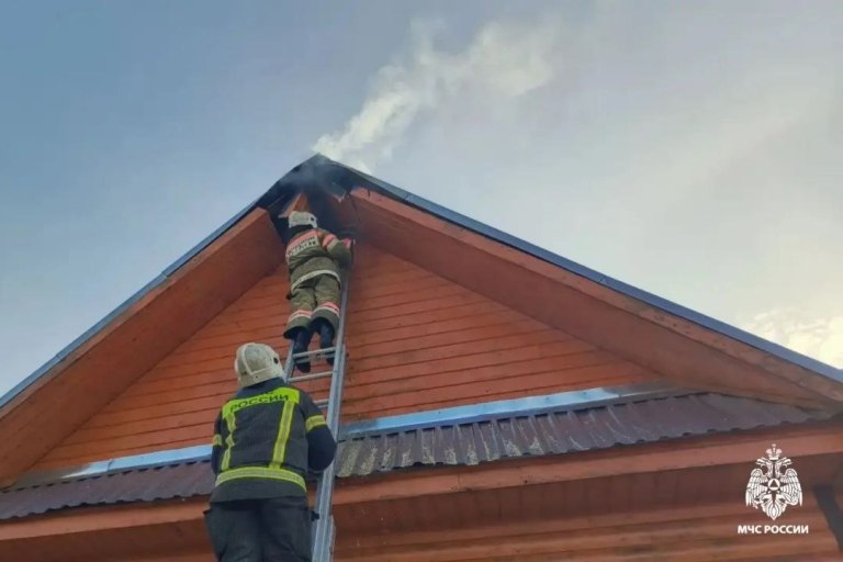 В Тверской области полыхал дом