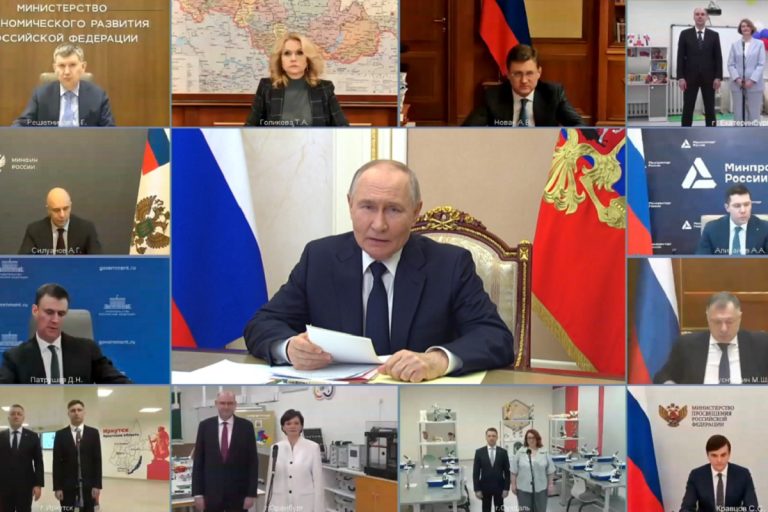 Президент РФ потребовал к июню продлить часы работы детских садов