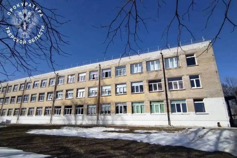 В Тверской области проверяют информацию о ненадлежащем состоянии крыши в школе