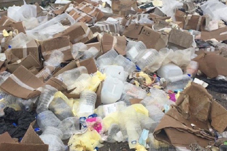 В Тверской области коммунальщиков заставили убрать свалку на набережной