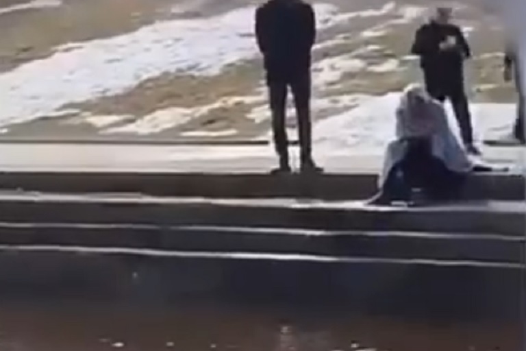 В центре Твери из Волги выловили живым мужчину