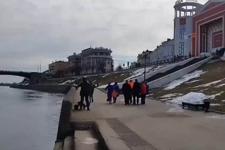 В центре Твери из Волги выловили живым мужчину