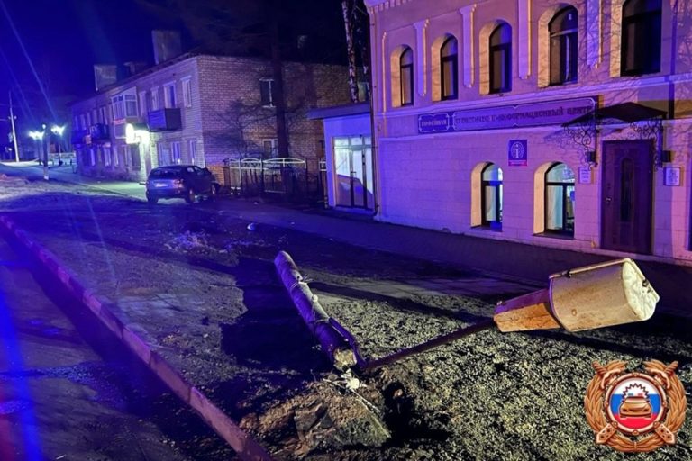 В Старице кроссовер снёс столб, есть пострадавший