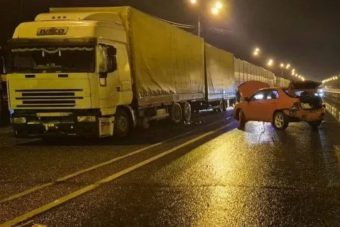 Две девушки пострадали в ДТП с фурой на М-10 под Тверью