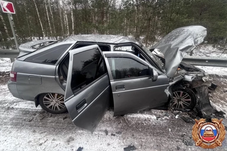 Два человека пострадали при столкновении двух авто в Тверской области
