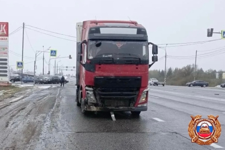 Неосторожный поворот стал причиной тройного ДТП в Тверской области