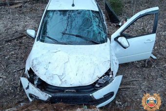 В Тверской области перевернулась легковушка, пострадали двое