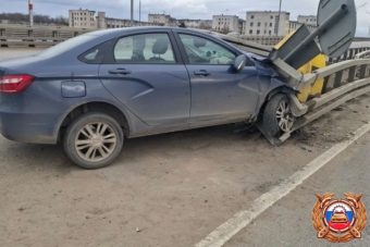 На М-10 в Тверской области отвлекшийся водитель врезался в ограждение